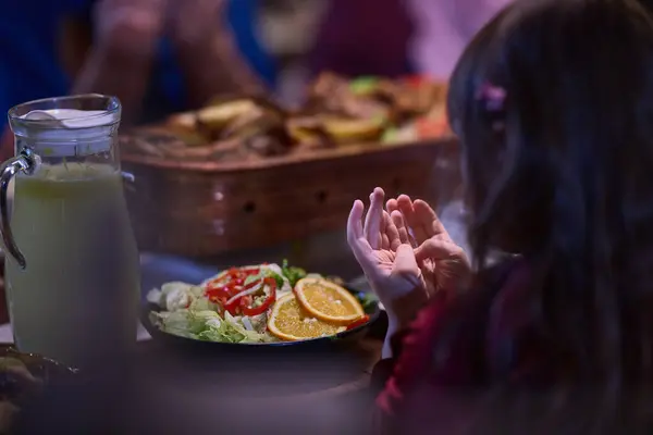 Young Girl Raises Her Hands Prayer She Prepares Her Iftar — Stock Photo, Image