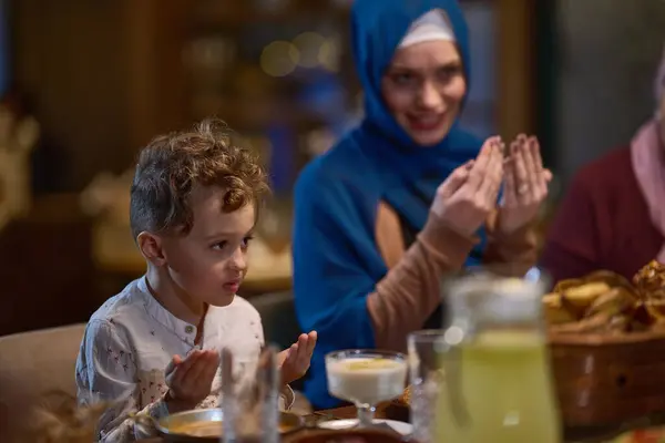 Restaurante Moderno Una Familia Islámica Europea Reúne Para Iftar Durante — Foto de Stock