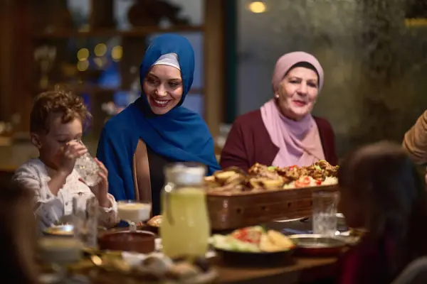 Modern Och Traditionell Europeisk Islamisk Familj Samlas För Iftar Modern — Stockfoto