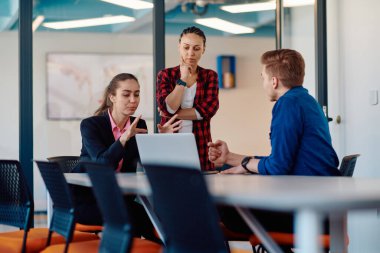 Başarılı programcılardan oluşan bir ekip bir başlangıç ofisinde oturuyor, yeni iş projeleri tasarlıyor ve mevcut sorunları çözüyorlar, teknoloji endüstrisinde yenilik ve işbirliği sergiliyorlar.. 