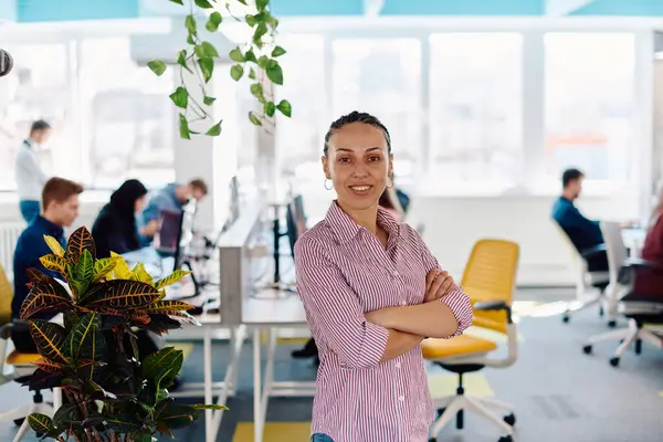 Porträt Einer Jungen Lächelnden Geschäftsfrau Kreativen Coworking Startup Büro Erfolgreiche — Stockfoto