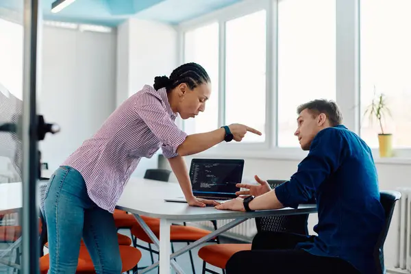 Furious Business Director Startup Office Berating Her Employee Business Mistakes — Stock Photo, Image