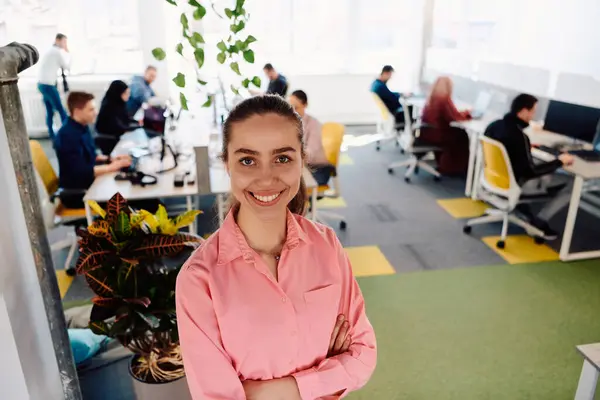 Portret Młodej Uśmiechniętej Biznesmenki Kreatywnym Biurze Startującym Otwartej Przestrzeni Sukcesywna — Zdjęcie stockowe