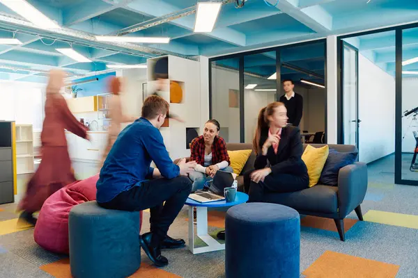 Multiethnic Startup Business Team Vergadering Een Moderne Heldere Open Ruimte — Stockfoto