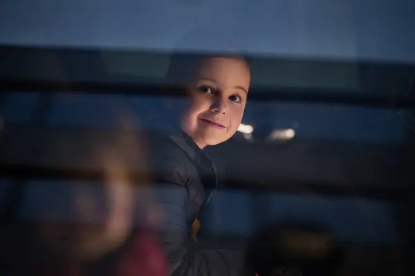 Ein Kleiner Junge Genießt Eine Autofahrt Durch Das Fenster Während — Stockfoto