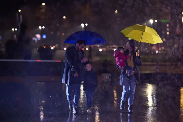 Midden Een Regenachtige Stadsavond Neemt Een Gelukkig Stel Hun Kinderen — Stockfoto