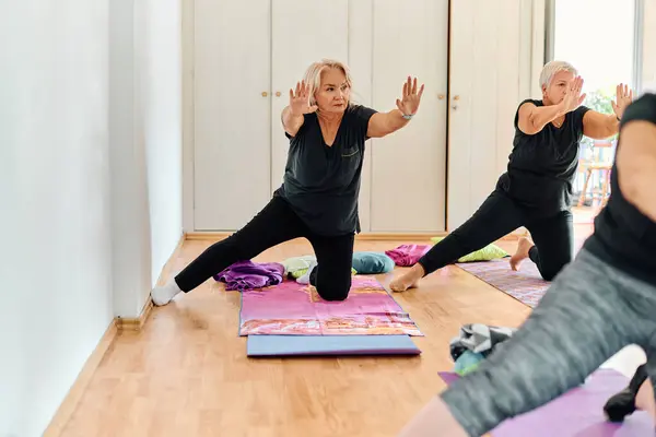 一组老年妇女在一个阳光充足的空间里 在教练的指导下 进行各种瑜伽练习 包括颈部 背部和腿伸展 以促进健康与和谐 — 图库照片
