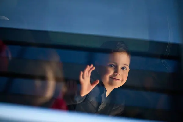 Ung Pojke Njuter Biltur Fångas Genom Fönstret När Han Observerar — Stockfoto