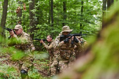 Disiplinli ve özel bir askeri birlik, kamuflajlı, stratejik devriye gezen ve yüksek bahisli bir ortamda kontrolü elinde tutan, hassasiyetlerini, birliklerini ve hazırlıklarını gösteren