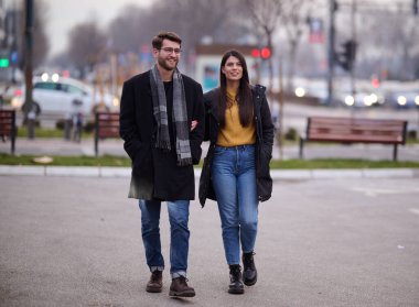 Romantik bir çift şehrin sokaklarında yürürken kucaklaşır ve birlikte vakit geçirmenin keyfini çıkarırlar..