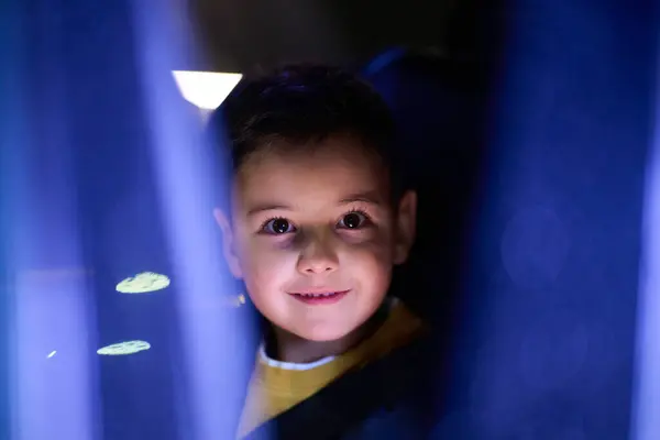 Ein Kleiner Junge Genießt Eine Autofahrt Durch Das Fenster Während — Stockfoto