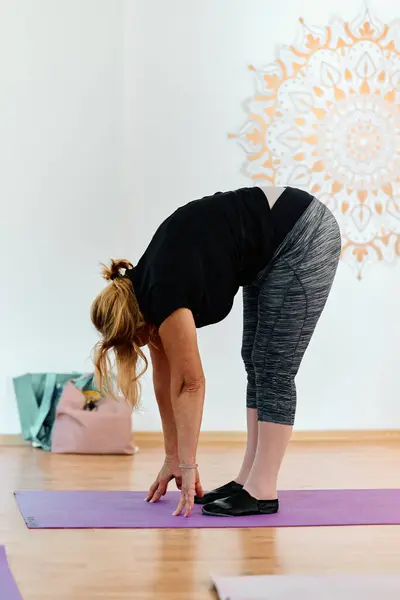 Sunlit Space Senior Woman Gracefully Practices Rejuvenating Yoga Focusing Neck — Stock Photo, Image