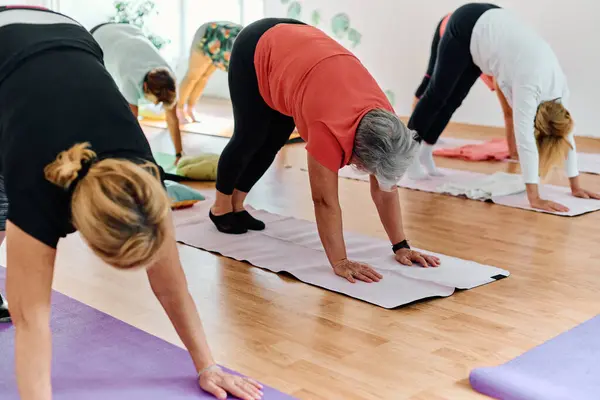 Grupo Mujeres Mayores Realizan Diversos Ejercicios Yoga Incluyendo Estiramientos Cuello —  Fotos de Stock