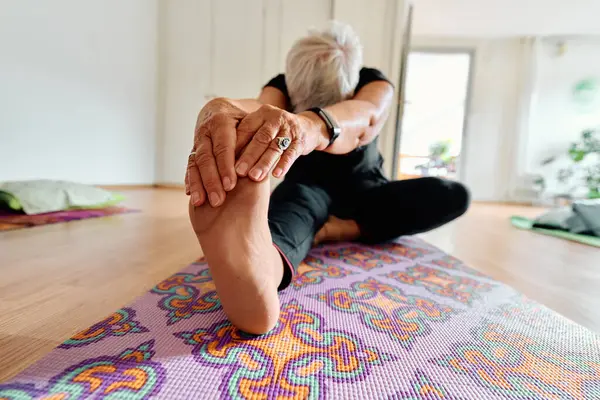 Elderly Woman Gracefully Engages Various Yoga Poses Stretching Her Limbs — Stock Photo, Image