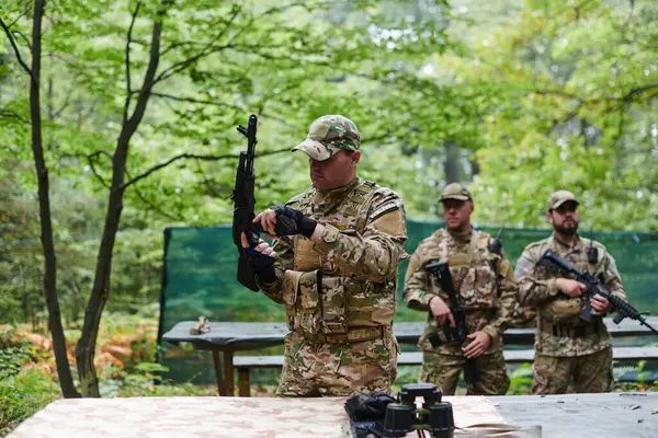 Una Unidad Militar Élite Prepara Para Una Operación Forestal Peligrosa —  Fotos de Stock