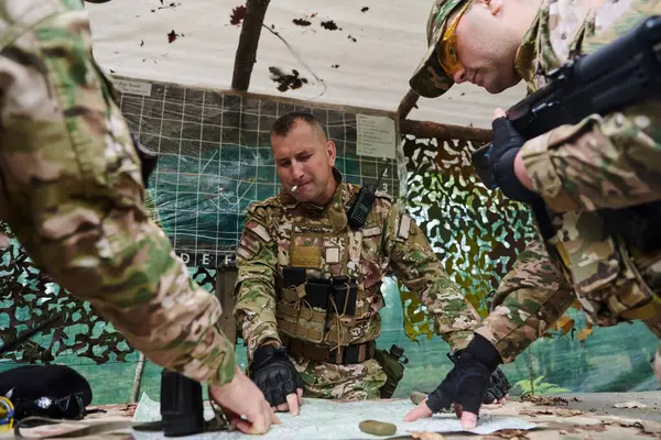 Wysoko Wyszkolona Jednostka Wojskowa Opracowuje Organizuje Misję Taktyczną Podczas Badania — Zdjęcie stockowe