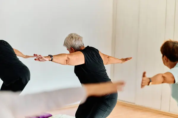Een Groep Oudere Vrouwen Neemt Deel Aan Verschillende Yoga Oefeningen — Stockfoto