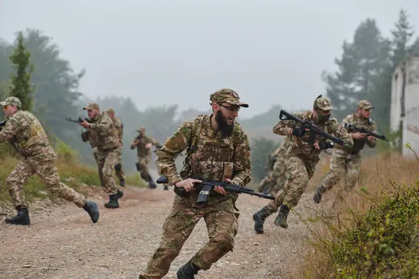 Een Gedisciplineerde Gespecialiseerde Militaire Eenheid Gehuld Camouflage Die Strategisch Patrouilleert — Stockfoto