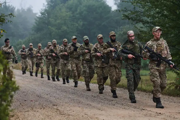 Elite Military Unit Led Major Confidently Parades Dense Forest Showcasing — Stock Photo, Image