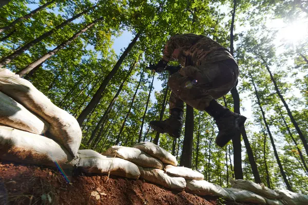 Soldado Élite Despeja Hábilmente Las Barreras Militares Peligroso Terreno Arbolado — Foto de Stock