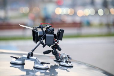 Profesyonel bir kamera teçhizatı bir araca monte edilir, sinema projeleri ve hareket halindeki reklamlar için hazırdır..