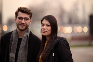 Romantik bir çift şehrin sokaklarında yürürken kucaklaşır ve birlikte vakit geçirmenin keyfini çıkarırlar..