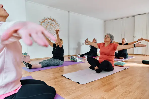 Gruppo Donne Anziane Impegnano Vari Esercizi Yoga Tra Cui Collo — Foto Stock