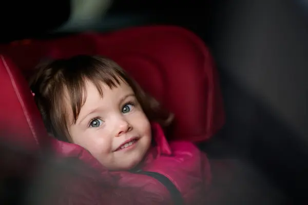 Une Jeune Fille Assoit Confortablement Dans Siège Auto Moderne Sécurisée — Photo