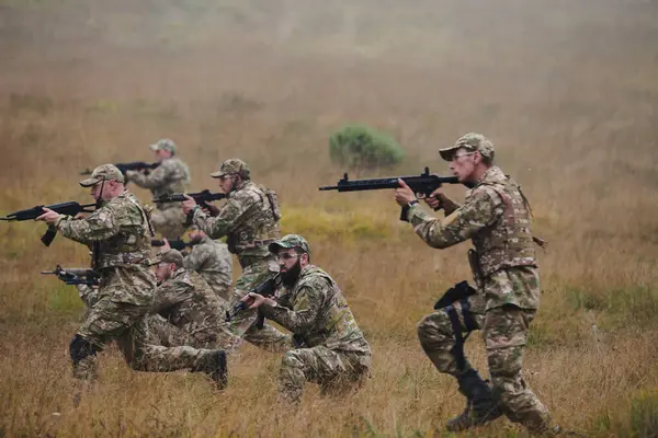 Uma Unidade Militar Disciplinada Especializada Vestida Camuflagem Estrategicamente Patrulhando Mantendo — Fotografia de Stock