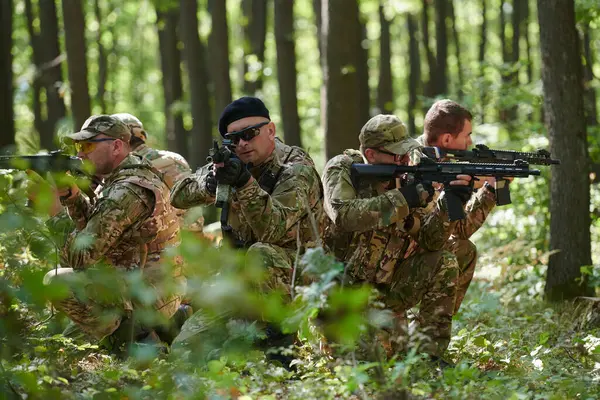 Specialiserad Militär Antiterroristenhet Utför Hemlig Operation Tät Farlig Skogsmark Som — Stockfoto