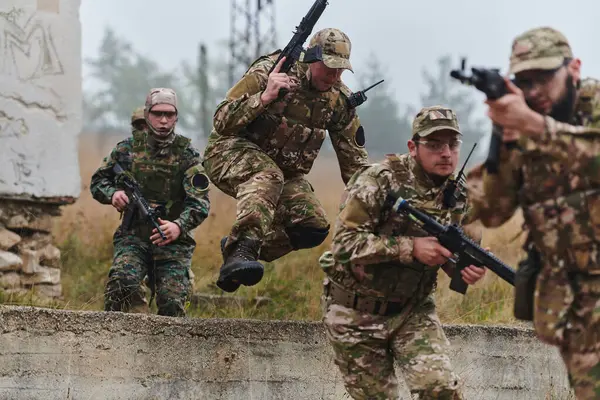 Highly Trained Elite Military Unit Clad Camouflage Skillfully Navigates Perilous — Stock Photo, Image