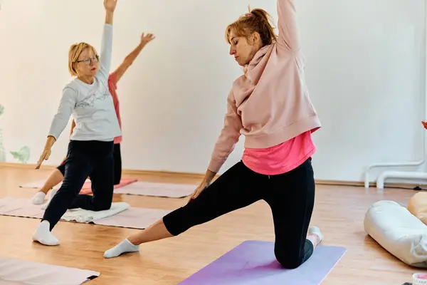 Grupo Mujeres Mayores Realizan Diversos Ejercicios Yoga Incluyendo Estiramientos Cuello — Foto de Stock