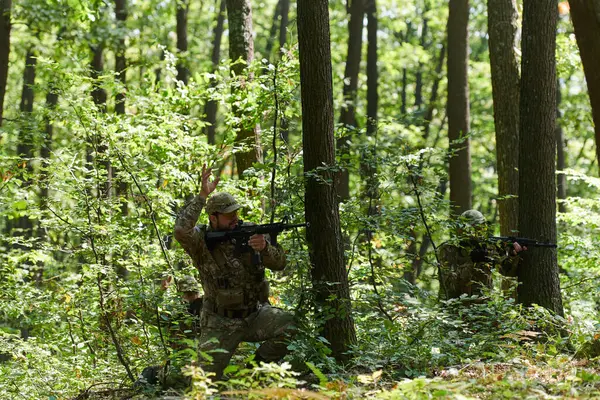 Soldado Elite Camuflado Furtivamente Navegando Através Terrenos Florestais Perigosos Executa — Fotografia de Stock