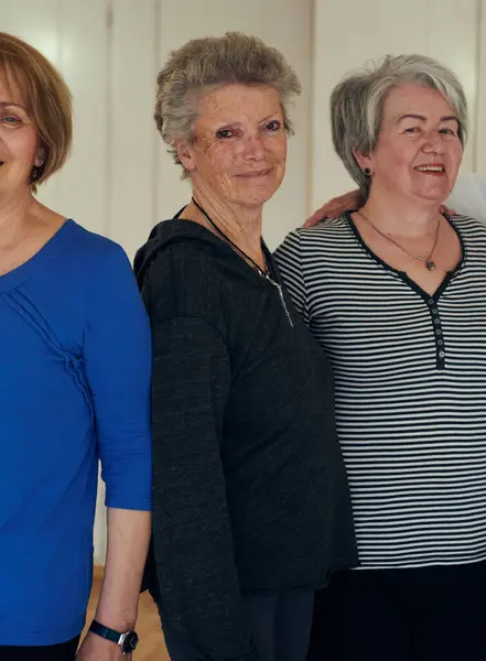 Tętniąca Życiem Społeczność Starszych Kobiet Prowadzona Przez Ich Instruktorkę Obejmuje — Zdjęcie stockowe