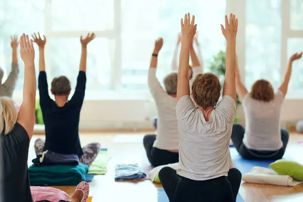 Groupe Femmes Âgées Livrent Divers Exercices Yoga Compris Cou Dos — Photo