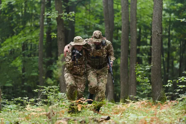 Elitní Voják Projevuje Neochvějné Přátelství Soucit Když Pomáhá Svému Zraněnému — Stock fotografie
