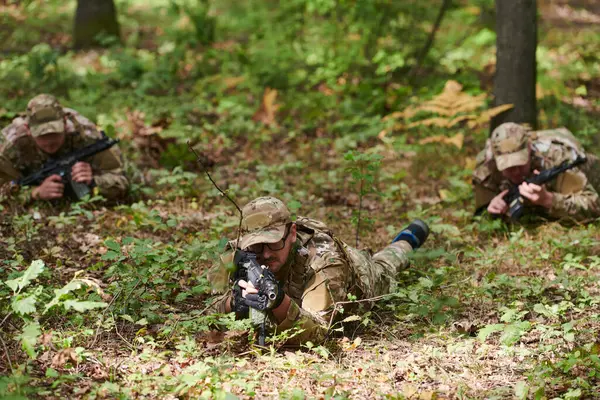 Soldados Élite Maniobran Sigilosamente Través Del Denso Bosque Camuflados Con — Foto de Stock