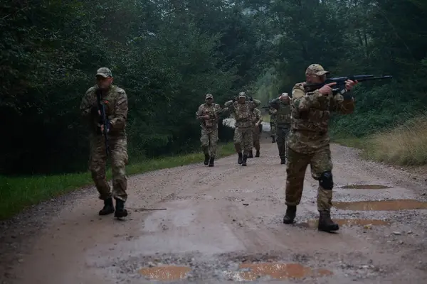 Grupo Soldados Elite Leva Cativos Através Campo Militar Mostrando Uma — Fotografia de Stock