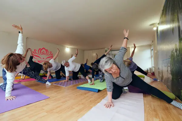 Grupo Mulheres Seniores Envolver Vários Exercícios Ioga Incluindo Pescoço Costas — Fotografia de Stock