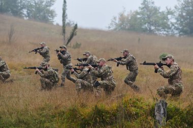 Disiplinli ve özel bir askeri birlik, kamuflajlı, stratejik devriye gezen ve yüksek bahisli bir ortamda kontrolü elinde tutan, hassasiyetlerini, birliklerini ve hazırlıklarını gösteren