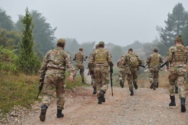 Disiplinli ve özel bir askeri birlik, kamuflajlı, stratejik devriye gezen ve yüksek bahisli bir ortamda kontrolü elinde tutan, hassasiyetlerini, birliklerini ve hazırlıklarını gösteren