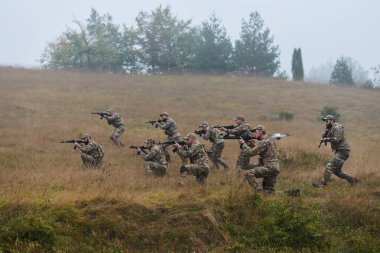 Disiplinli ve özel bir askeri birlik, kamuflajlı, stratejik devriye gezen ve yüksek bahisli bir ortamda kontrolü elinde tutan, hassasiyetlerini, birliklerini ve hazırlıklarını gösteren