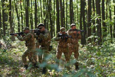 Uzman bir askeri anti-terör birimi yoğun, tehlikeli ormanlık alanda hassas, disiplinli ve stratejik olarak hazır olduğunu gösteren gizli bir operasyon yürütüyor.. 
