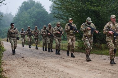 Büyük bir ormanın önderliğindeki seçkin bir askeri birlik, yüksek riskli operasyonlara hassasiyet, disiplin ve hazırlık gösteriyor.. 