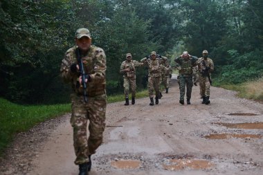 Bir grup seçkin asker askeri kampta tutsaklara önderlik ediyor. Gözaltı ve güvenlik operasyonlarında gergin bir atmosfer sergiliyorlar.. 