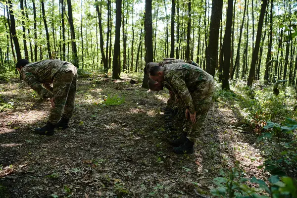 厳しい森林地帯での軍事作戦の挑戦的で危険な状況の中で イスラム教の祈りに専念する兵士集団 — ストック写真