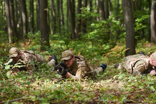 Soldados Élite Maniobran Sigilosamente Través Del Denso Bosque Camuflados Con —  Fotos de Stock