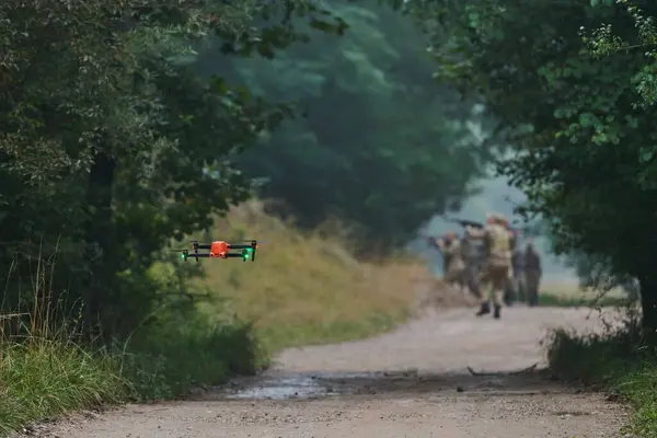 Unidad Militar Élite Desfilando Asegurando Bosque Utilizando Drones Para Escaneo —  Fotos de Stock
