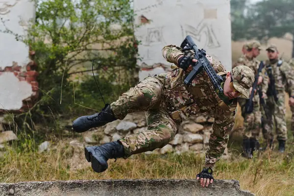 Een Goed Opgeleide Elite Militaire Eenheid Gehuld Camouflage Navigeert Vakkundig — Stockfoto