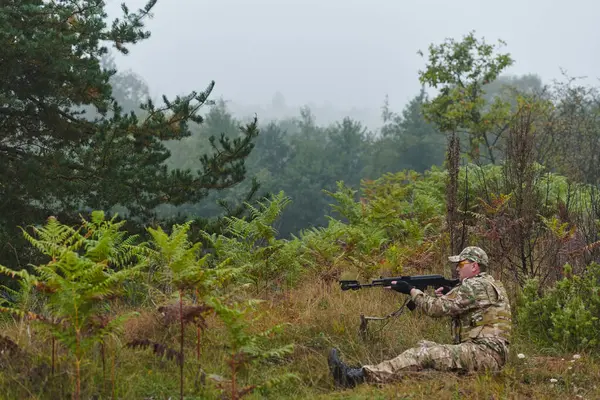 Een Elite Soldaat Gecamoufleerd Heimelijk Navigerend Door Gevaarlijk Bosgebied Voert — Stockfoto